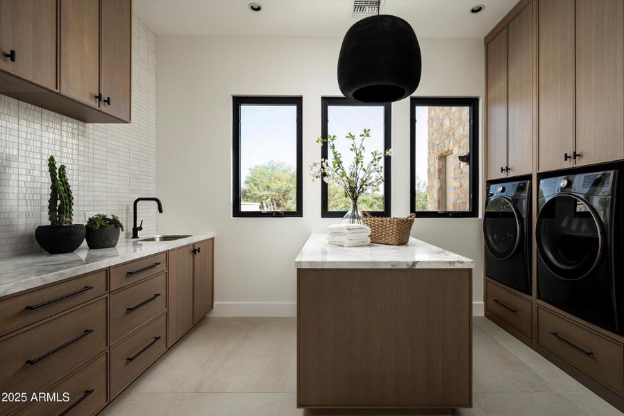 33-8386 E Leaning Rock Staged-35