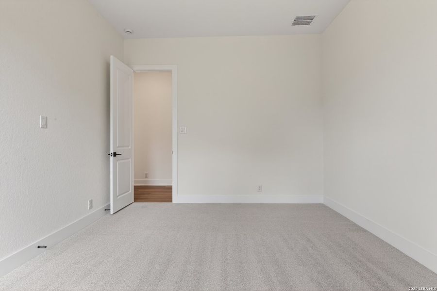 Spacious, unfurnished interior of a new home in Waldsanger, New Braunfels (Image 28).