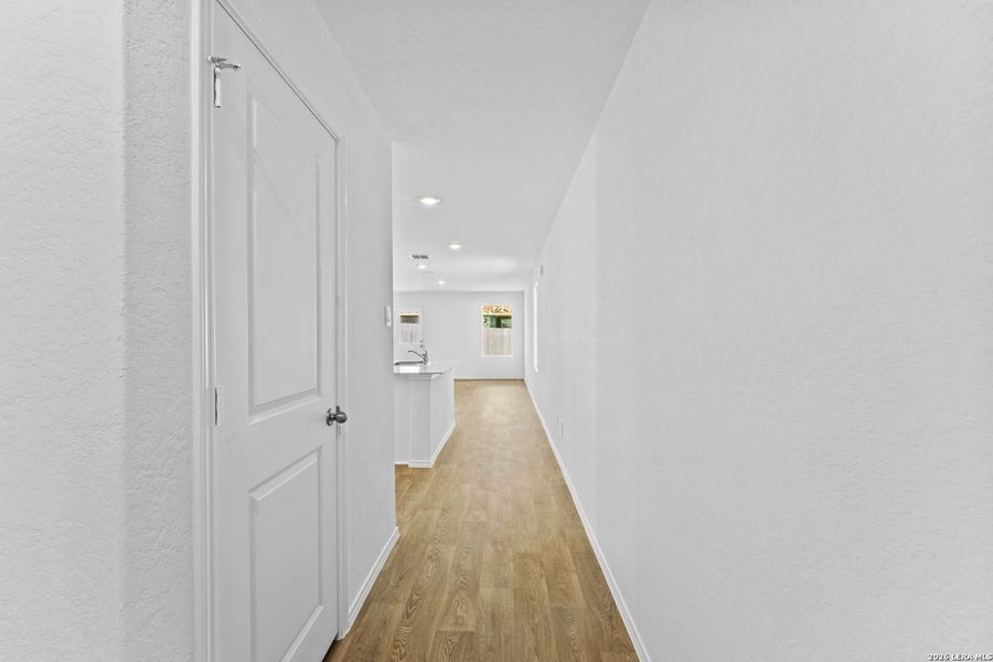 Spacious, unfurnished interior of a new home in Arroyo Ranch, Seguin (Image 21).
