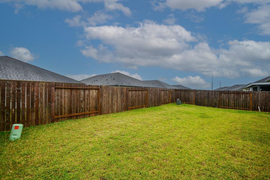 Exterior details and patio area of a home in , Rosharon (Image 4).