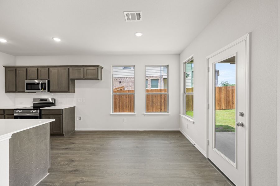 Spacious, unfurnished interior of a new home in Eagle Cove, Denton (Image 14).