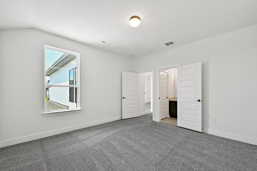 Spacious, unfurnished interior of a new home in Rough Hollow, Austin (Image 19).