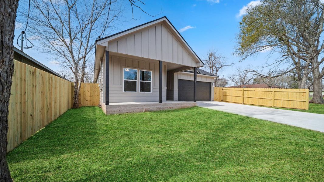 Exterior details and patio area of a home in , Giddings (Image 3).