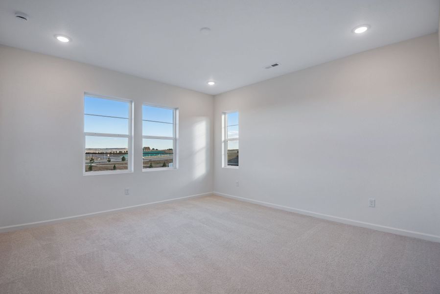 Spacious, unfurnished interior of a new home in Sterling Ranch, Littleton (Image 31).