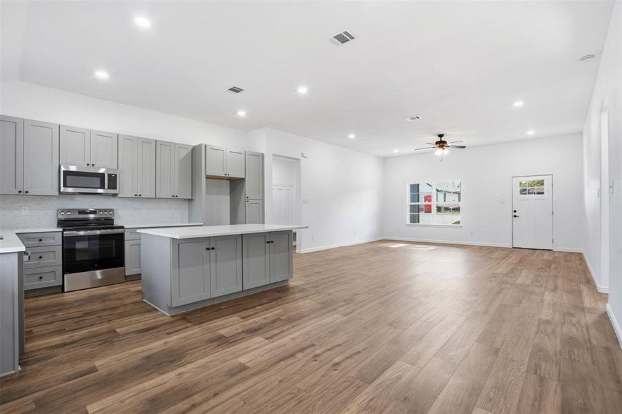 Spacious, unfurnished interior of a new home in , Granbury (Image 18).