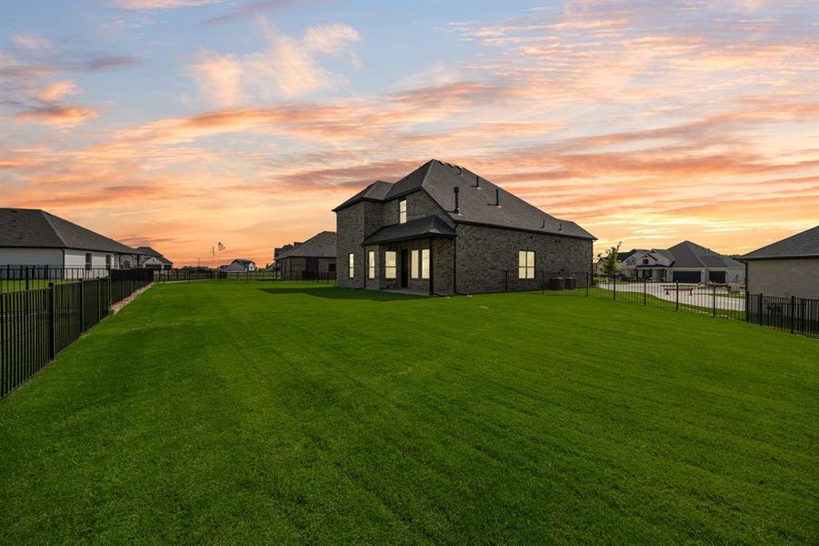 Exterior details and patio area of a home in Heath Golf and Yacht, Heath (Image 4).