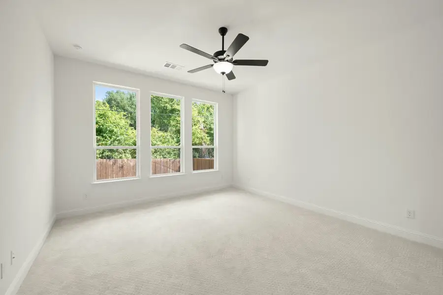 Spacious, unfurnished interior of a new home in Kentsdale Farms, DeSoto (Image 28).