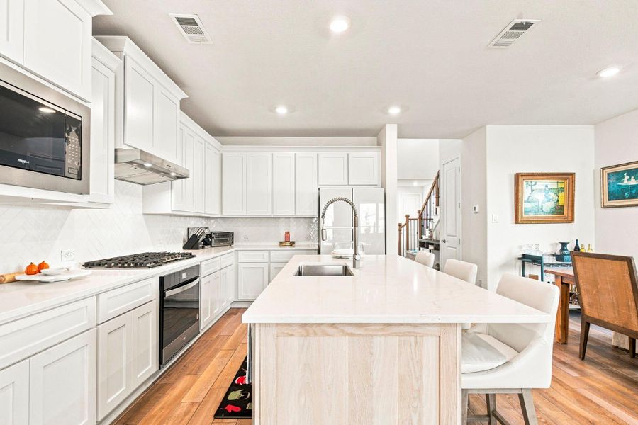 Furnished interior view inside a new home in Sienna 40', Missouri City (Image 15).