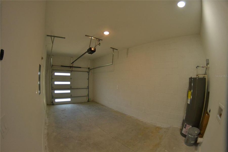 Spacious, unfurnished interior of a new home in , Ocala (Image 10).
