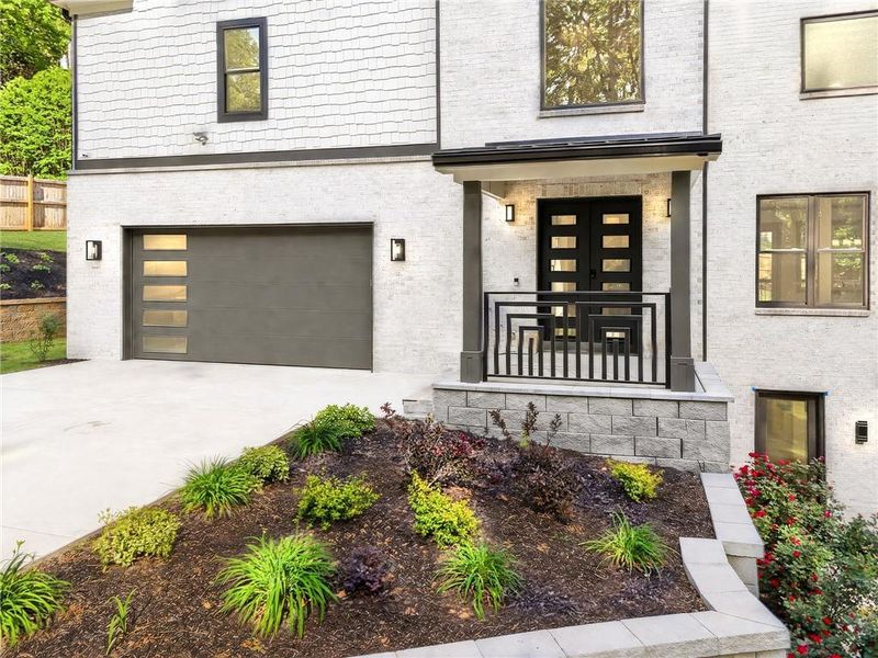Exterior details and patio area of a home in , Roswell (Image 4).