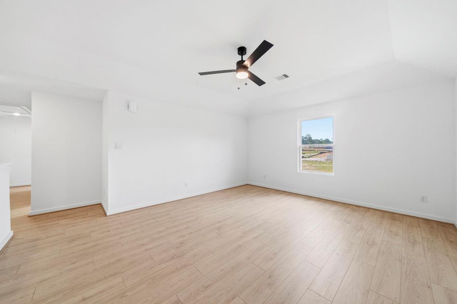 Spacious, unfurnished interior of a new home in Lake Conroe Cove, Willis (Image 16).