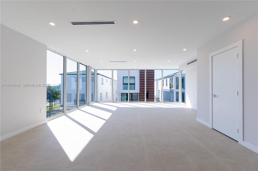 Spacious, unfurnished interior of a new home in , Key Largo (Image 15).