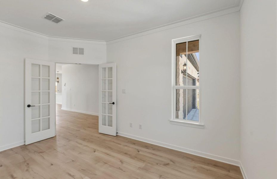 Spacious, unfurnished interior of a new home in Sunfield, Buda (Image 21).