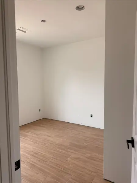 Spacious, unfurnished interior of a new home in , Damon (Image 3).