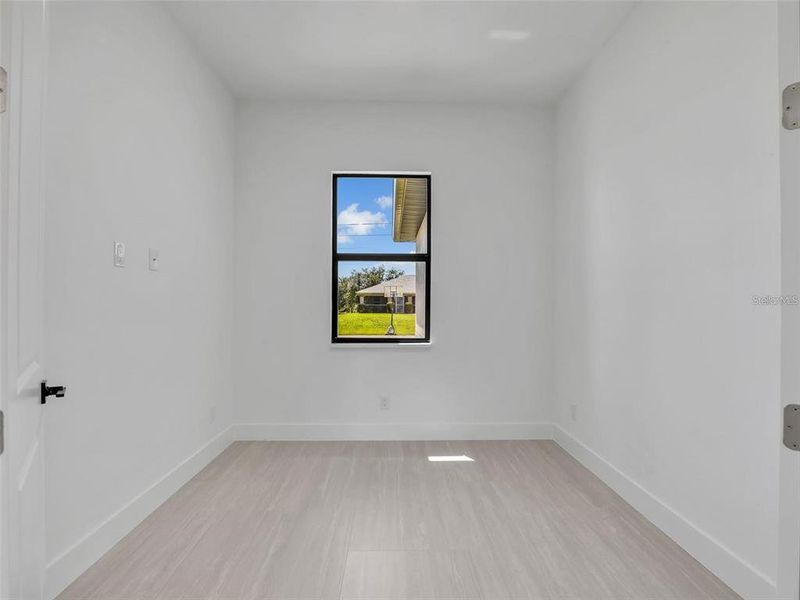 Spacious, unfurnished interior of a new home in , Cape Coral (Image 20).