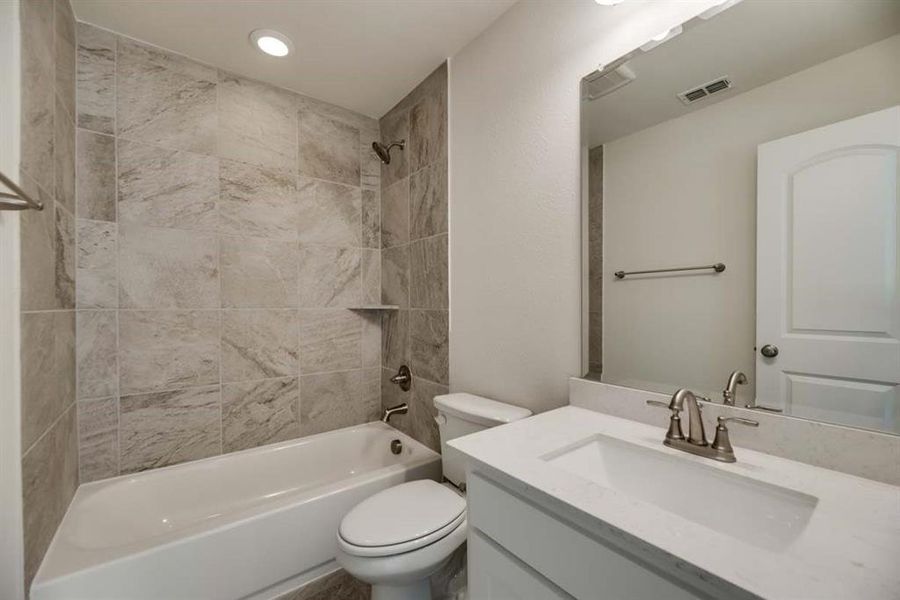 Furnished interior view inside a new home in Lake Forest, McKinney (Image 8).