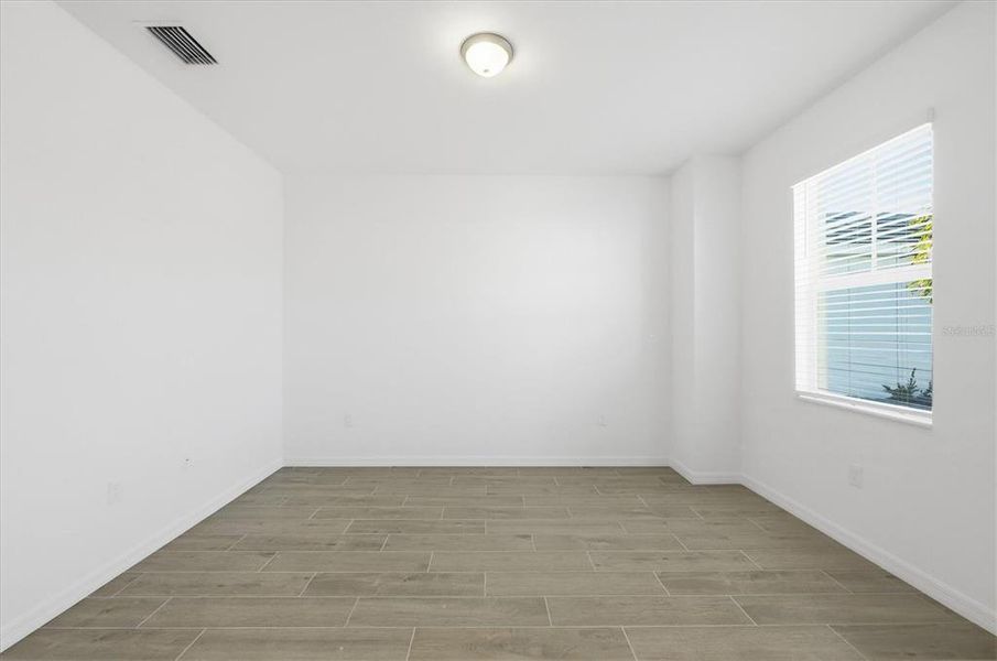 Spacious, unfurnished interior of a new home in Heritage Landing, Punta Gorda (Image 25).