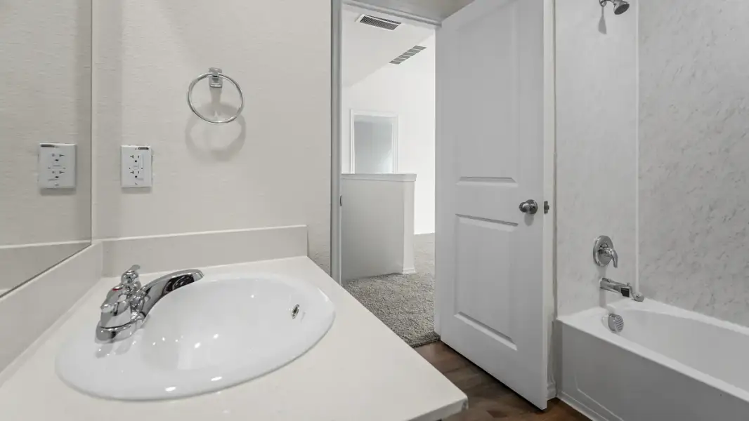 Representative interior finishes for a home built from the Hanna by D.R. Horton in Crossmill, Princeton (Image 6).