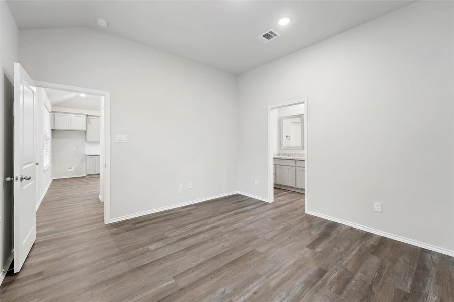 Spacious, unfurnished interior of a new home in , Lufkin (Image 22).