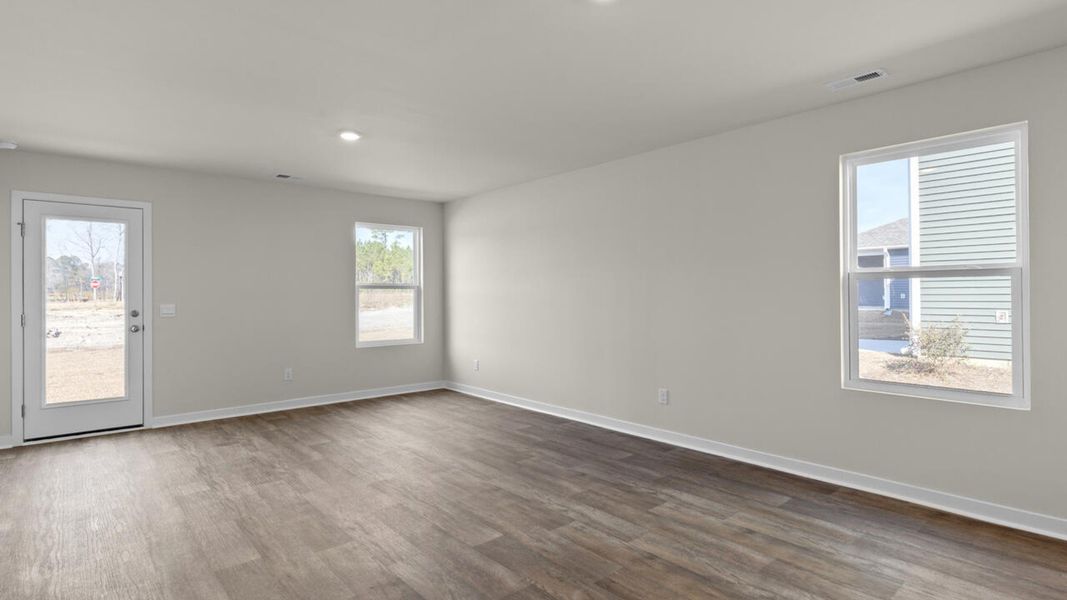 Spacious, unfurnished interior of a new home in Eagle Creek, Bolivia (Image 9).
