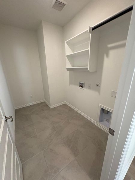 Spacious, unfurnished interior of a new home in Retreat at San Gabriel, Georgetown (Image 9).