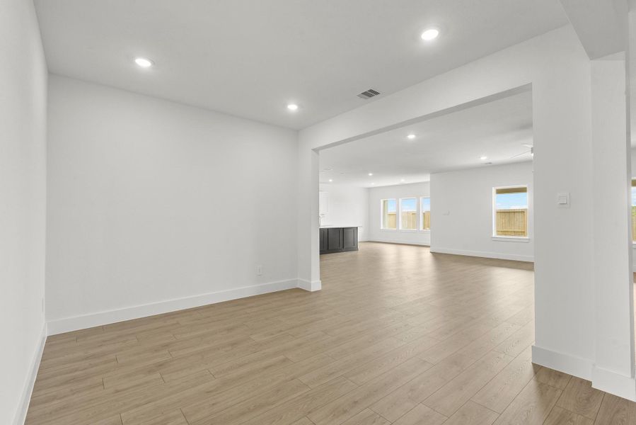 Spacious, unfurnished interior of a new home in Riverside Estates, Mont Belvieu (Image 14).
