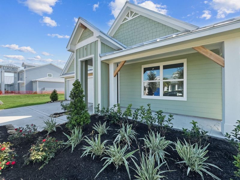 Exterior details and patio area of a home in Grand Cay Harbour, Texas City (Image 3).