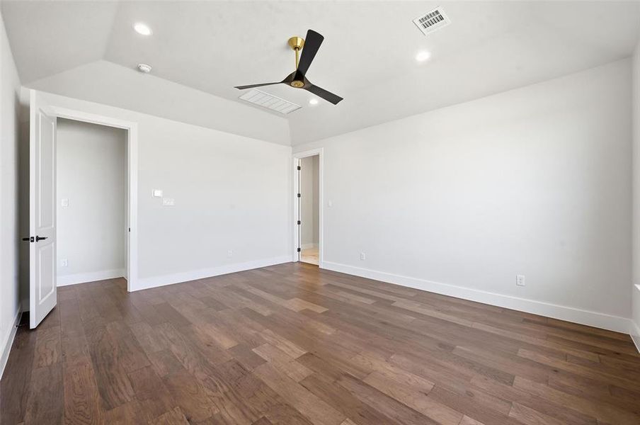 Spacious, unfurnished interior of a new home in , Aledo (Image 38).