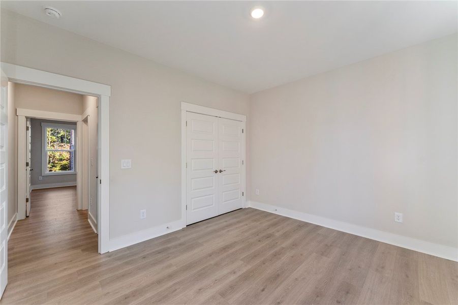 Spacious, unfurnished interior of a new home in Cross Creek Plantation, Seneca (Image 35).