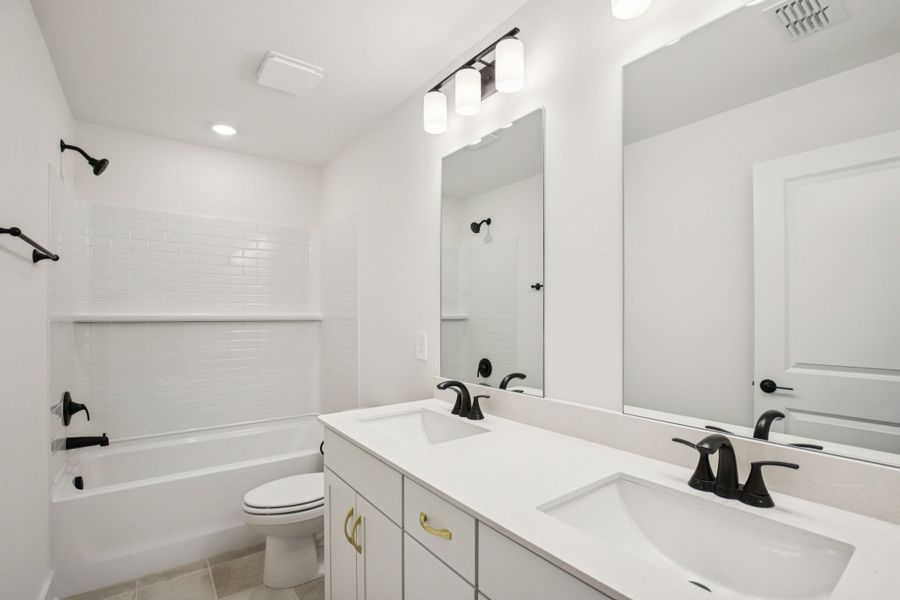 Furnished interior view inside a new home in Mission Hills, La Vergne (Image 8).