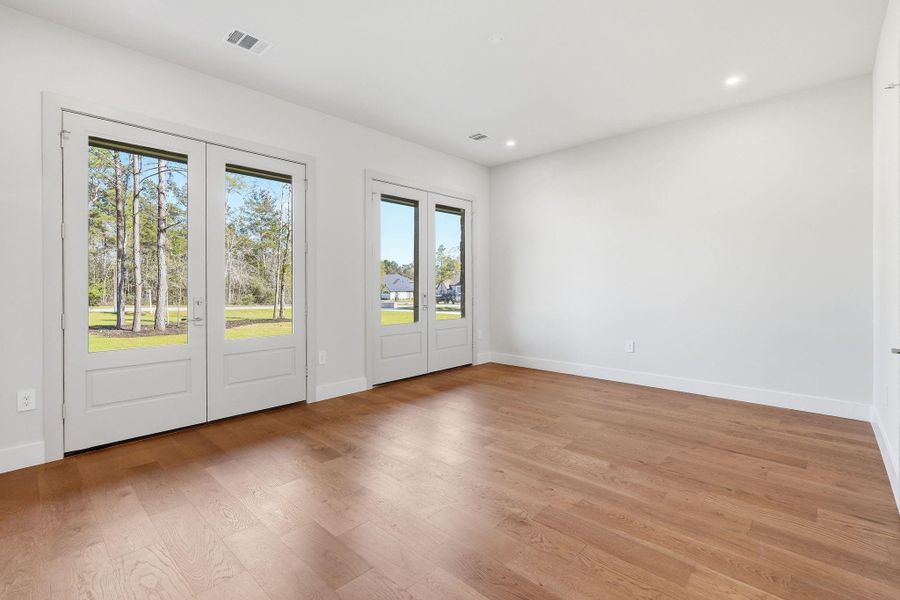 A spacious guest suite with itsown private bath and doubleFrench doors that open directlyto the covered front patio—perfect for visitors or a privatehome office.