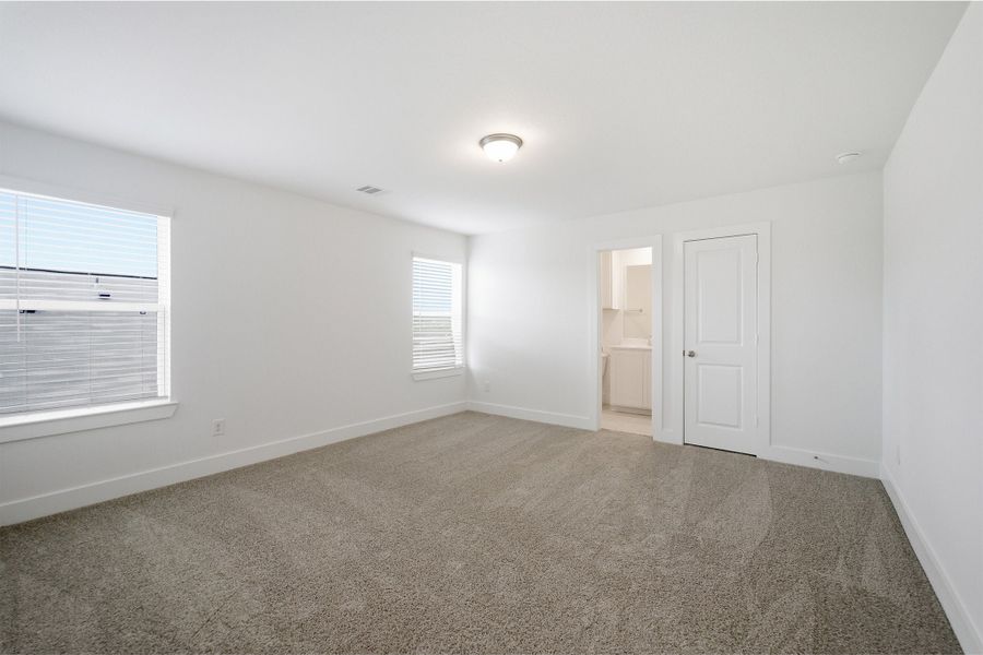 Spacious, unfurnished interior of a new home in Bay Creek, Baytown (Image 31).