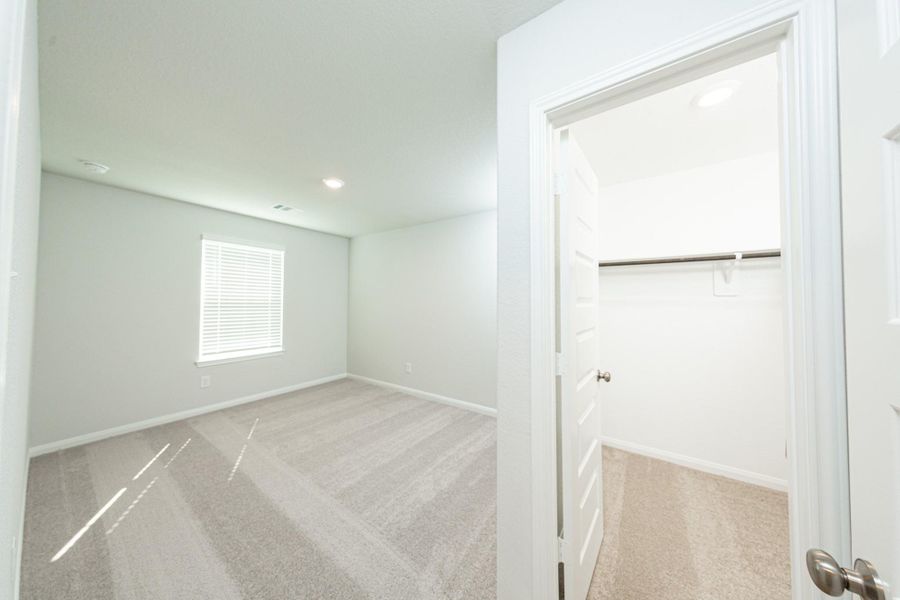 Spacious, unfurnished interior of a new home in River's Edge, Conroe (Image 16).