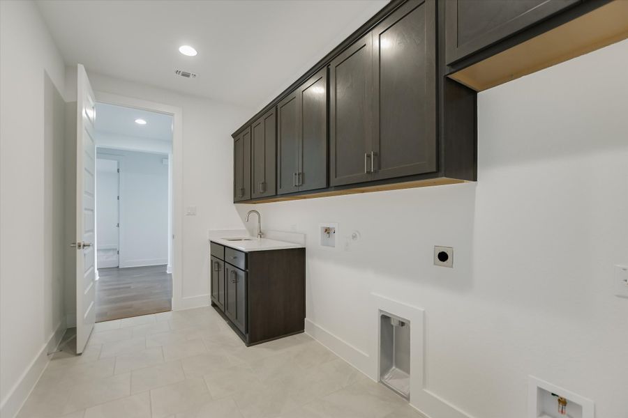 Representative furnished interior of a home built from the Vanderpool II by Giddens Homes in Whispering Wind, Bertram (Image 45).