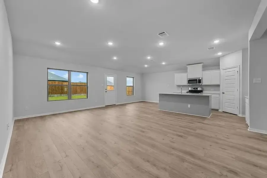 Spacious, unfurnished interior of a new home in Rolling Ridge, Van Alstyne (Image 14).