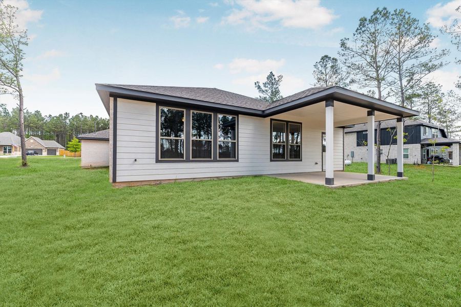 Exterior details and patio area of a home in Deer Pines, Conroe (Image 26).