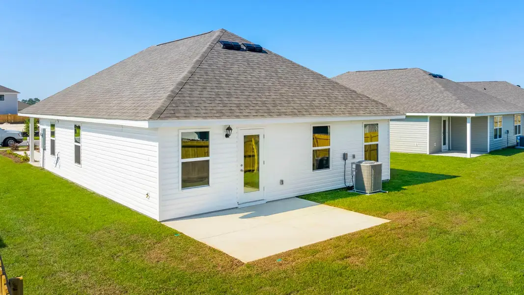 Exterior details and patio area of a home in Park Place, Panama City (Image 3).