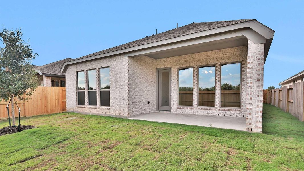 Exterior details and patio area of a home in Valencia, Manvel (Image 2).