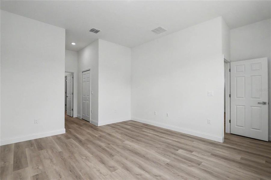 Spacious, unfurnished interior of a new home in , Ocala (Image 19).