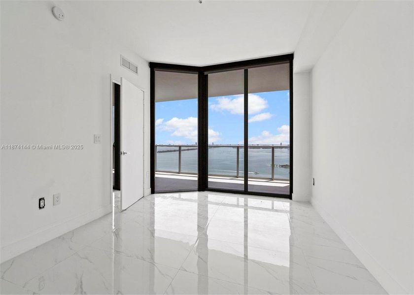 Spacious, unfurnished interior of a new home in Aria Reserve, Miami (Image 15).