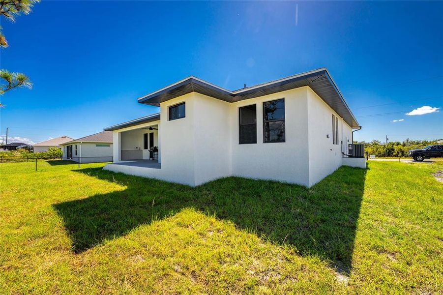 Exterior details and patio area of a home in , Port Charlotte (Image 33).