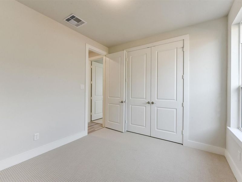 Spacious, unfurnished interior of a new home in Lago Mar, Texas City (Image 29).