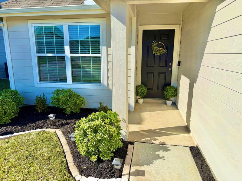 Exterior details and patio area of a home in Charleston Heights, Rosharon (Image 17).