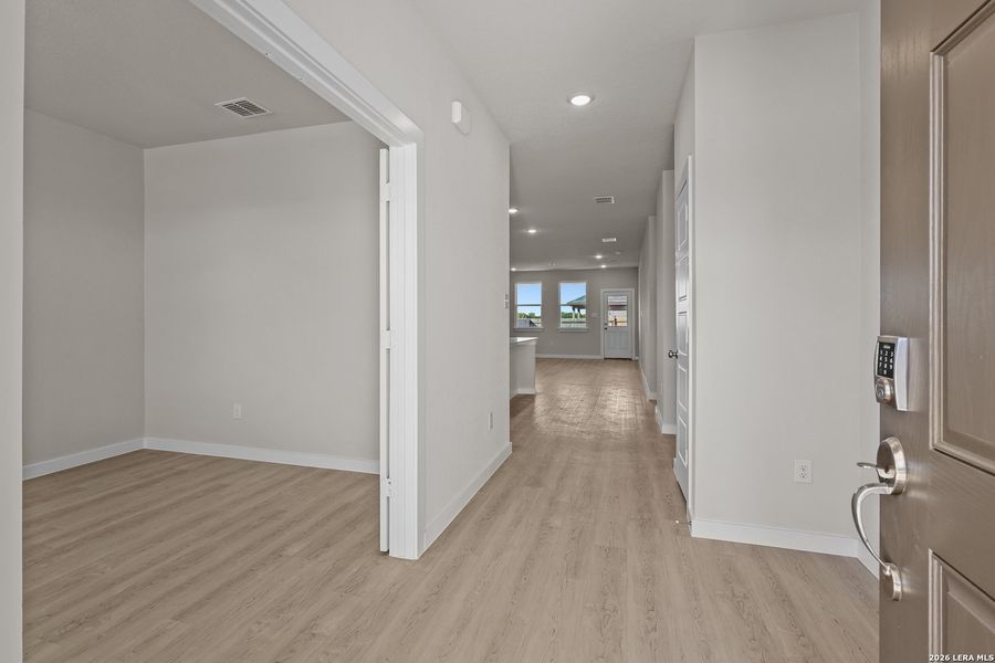 Spacious, unfurnished interior of a new home in Hiddenbrooke, Seguin (Image 13).