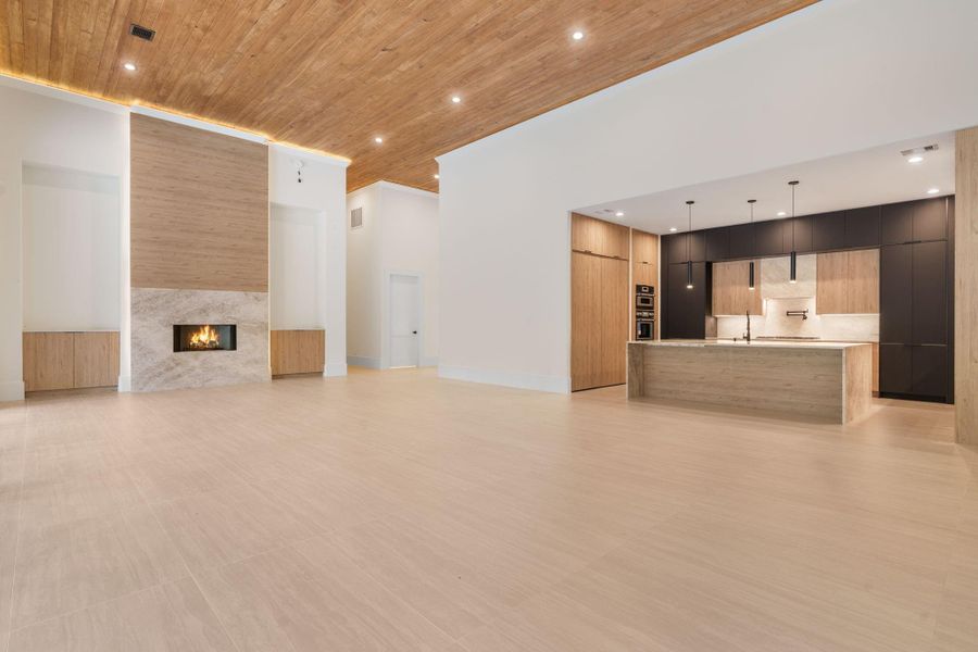 Spacious, unfurnished interior of a new home in , Tomball (Image 36).