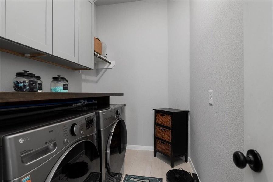 Furnished interior view inside a new home in The Grand Prairie 40’, Hockley (Image 32).