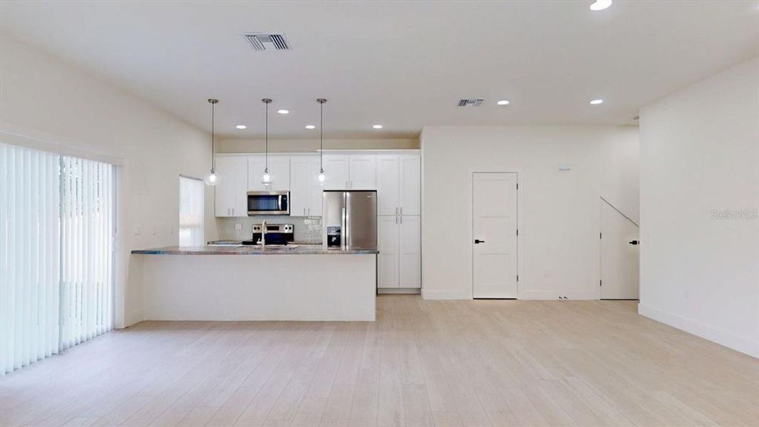 Spacious, unfurnished interior of a new home in , Tampa (Image 28).