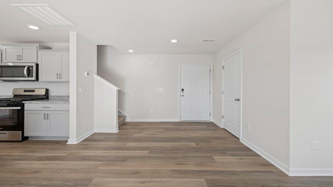 Spacious, unfurnished interior of a new home in Cloverdale Hills, Piedmont (Image 11).