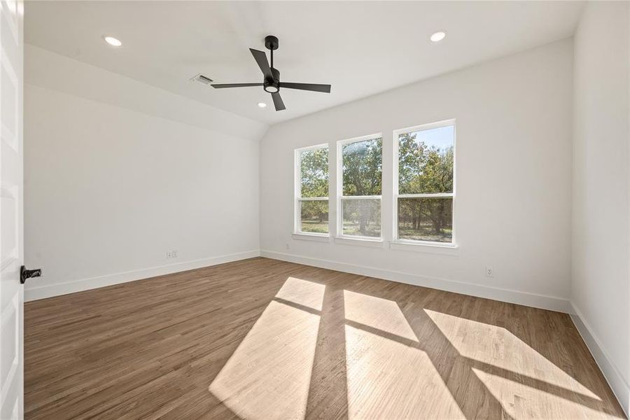 Spacious, unfurnished interior of a new home in Rolling Creek Ranch, Aledo (Image 33).