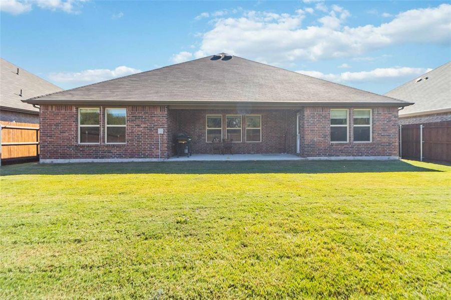 Exterior details and patio area of a home in Stonehaven, Caddo Mills (Image 2).
